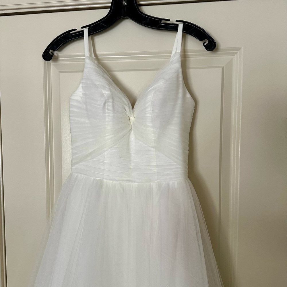 Elegant Ivory Spaghetti-Strap Tulle Wedding Gown - Picture 7 of 16